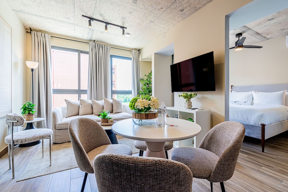 w Splendid 1BR in the Heart of Centriqo