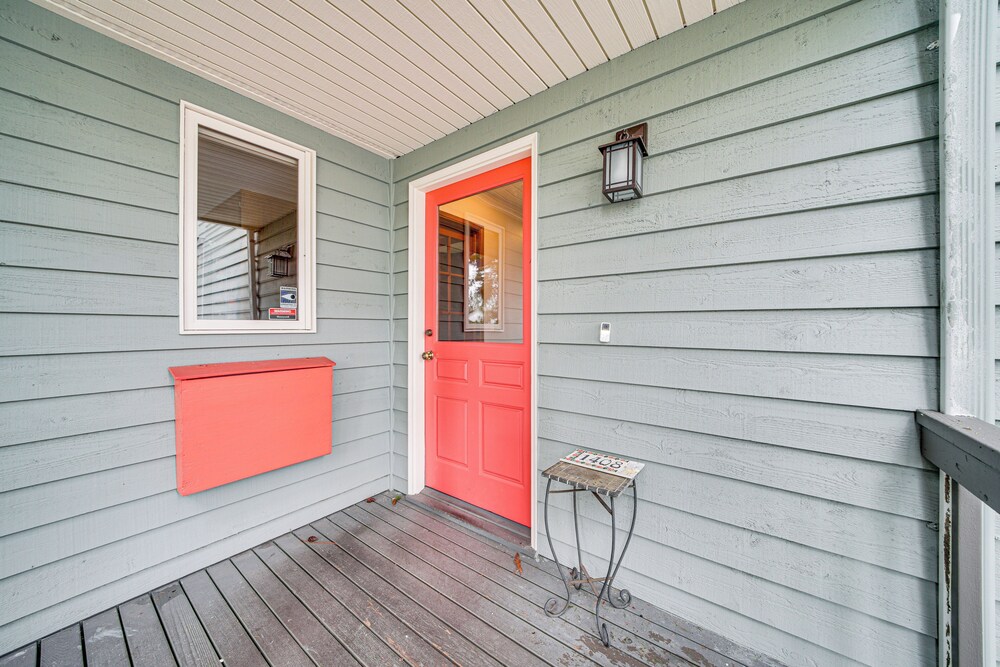 2 Mi to Burien: Peaceful Studio w/ Deck!