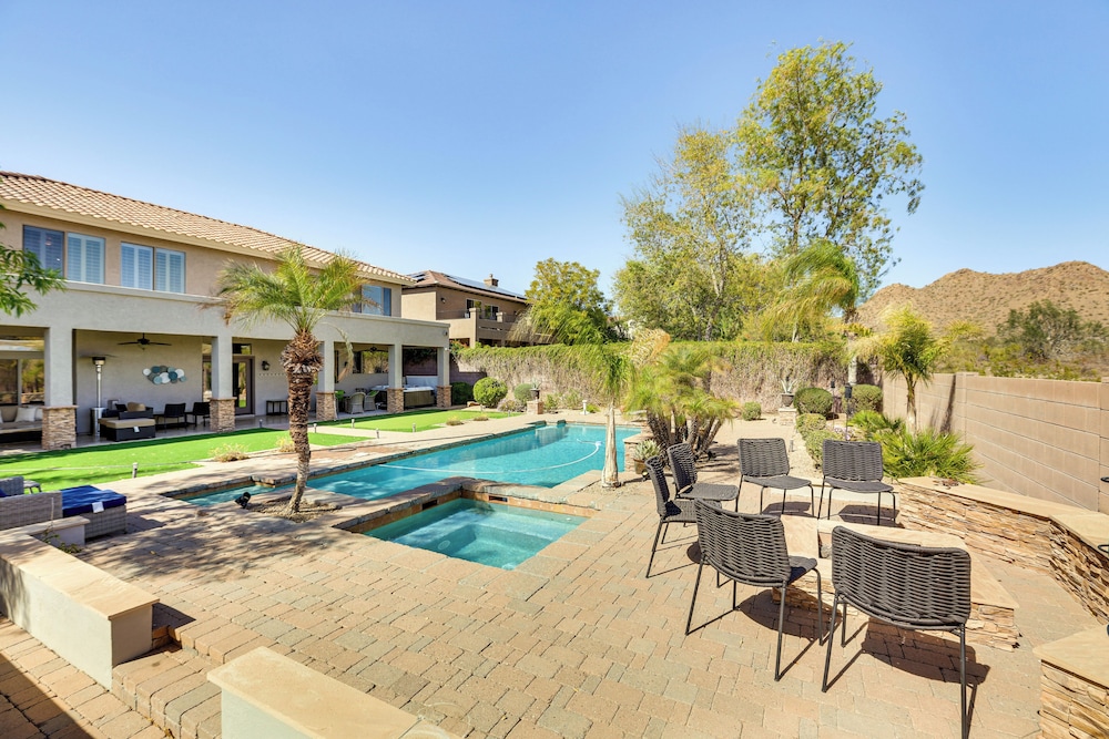 Luxe Mtn-view Mansion w/ Hot Tub in Phoenix!
