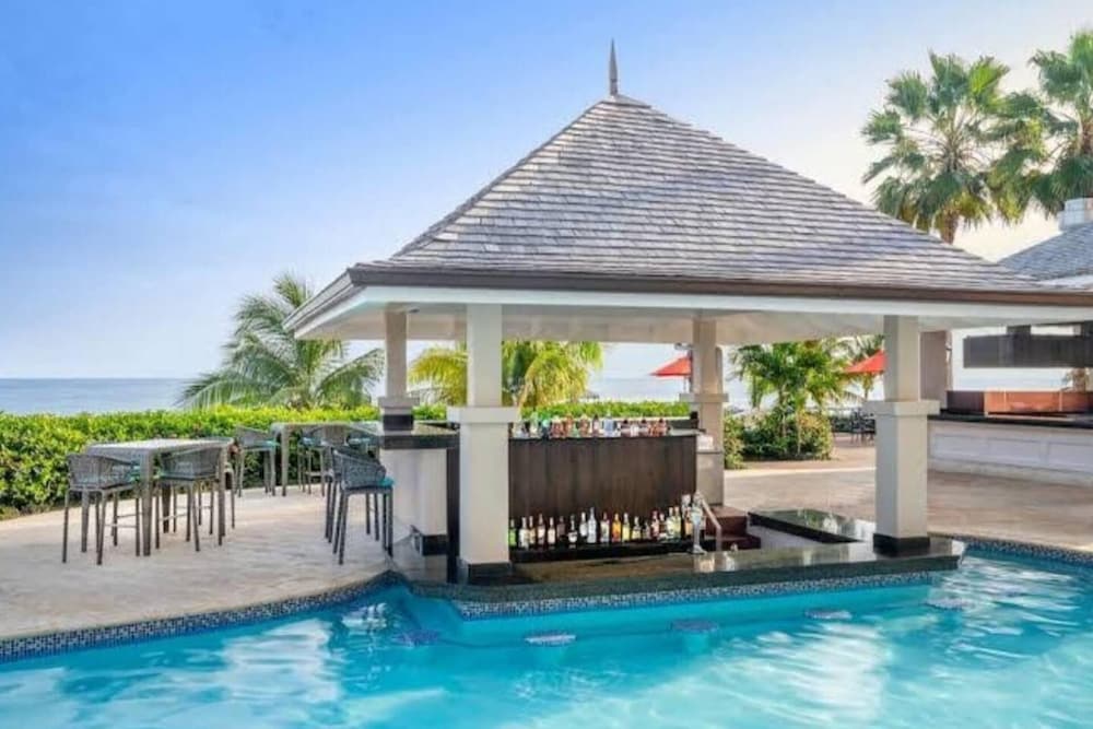 Luxury 1-bed Apartment in Montego Bay view 4