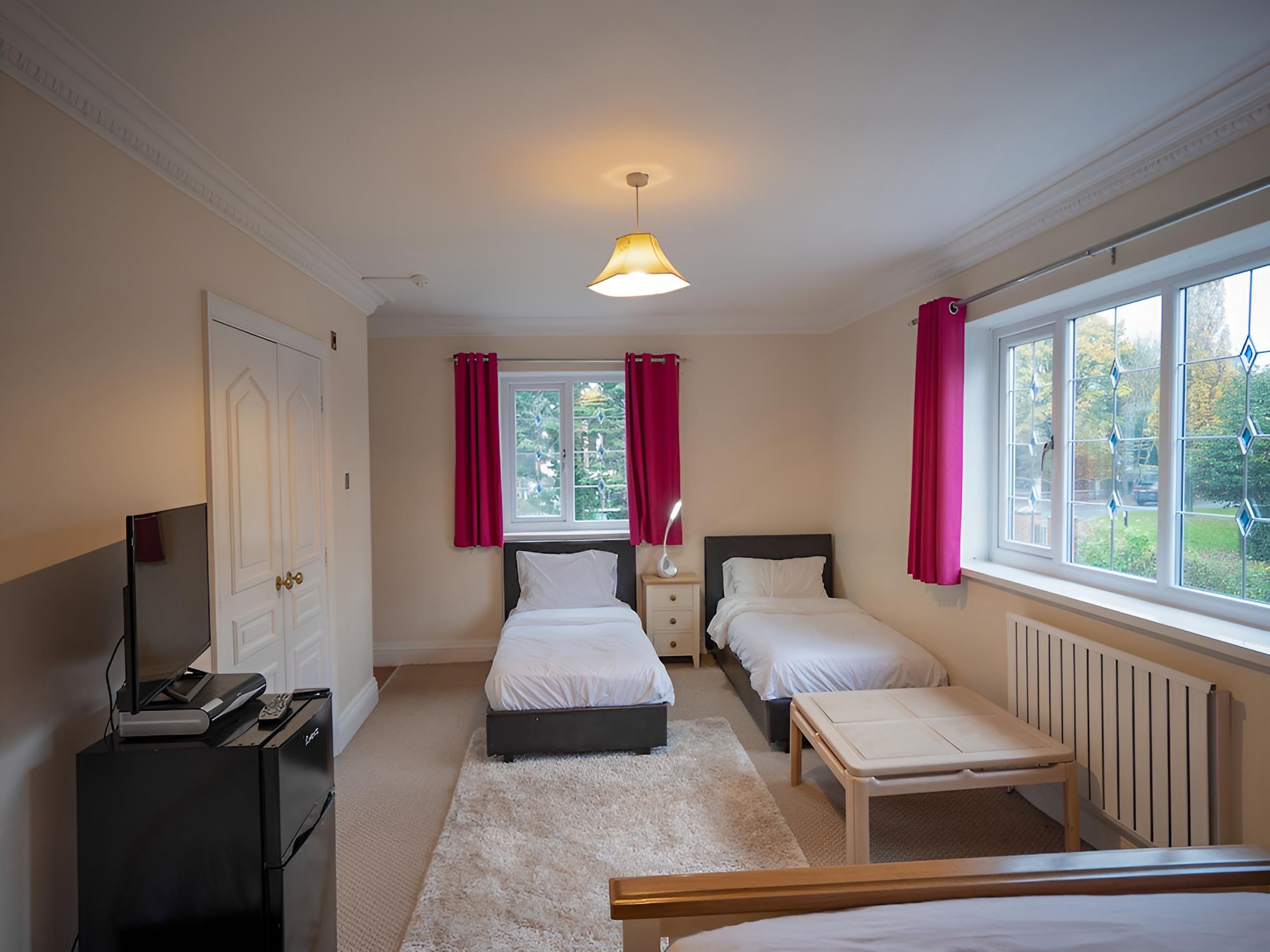 OakCroft GuestHouse Manchester Airport