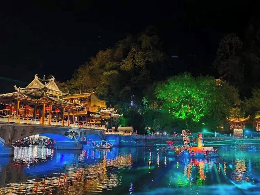 Fenghuang Oldtown Fuyuan Riverside Hotel