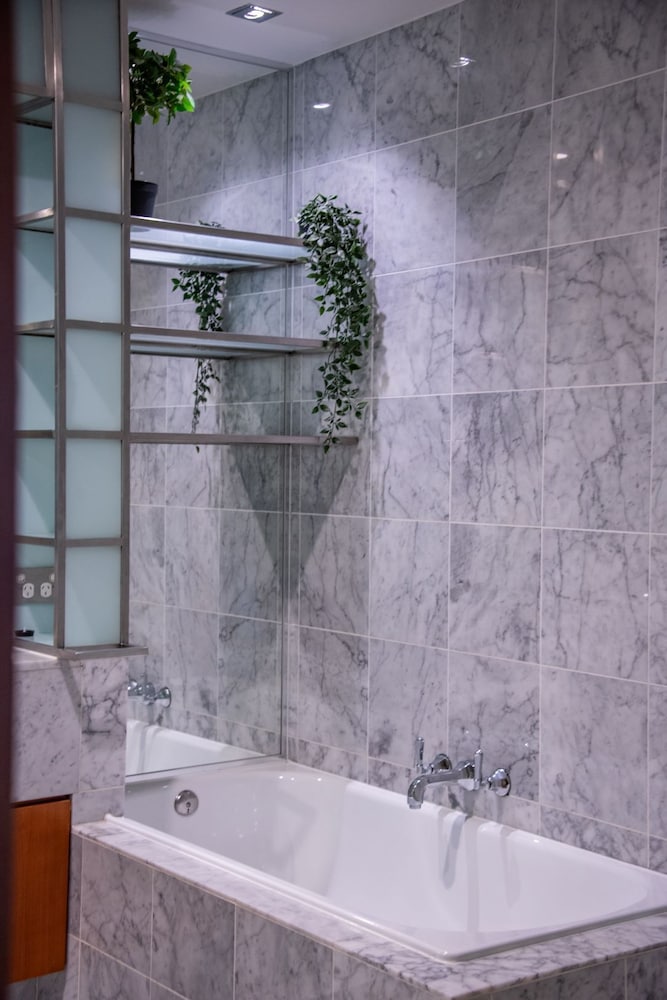 Elegant 4B 2B Unit in Melbourne CBD w/ Parking!