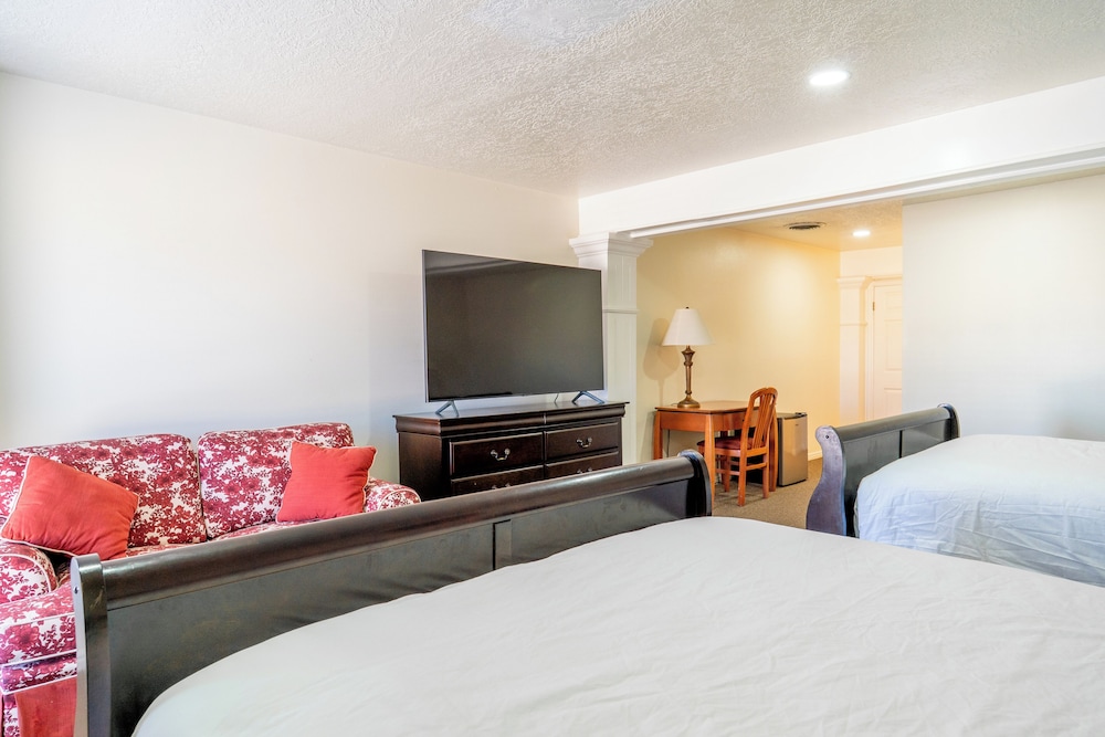 Road Creek Inn