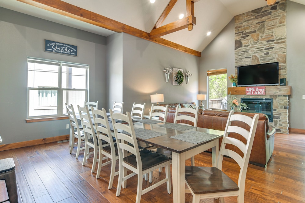 Game Room & Hot Tub: Spacious Retreat in Hollister