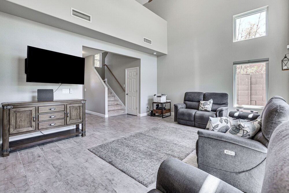 7 Mi to Dtwn: Golf Getaway w/ Fire Pit in Phoenix