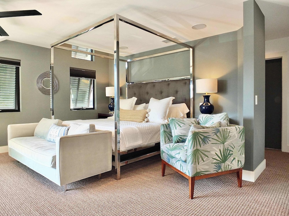 Naples Luxury Retreat - 3 BDR Stay for 6 With Rooftop Patio