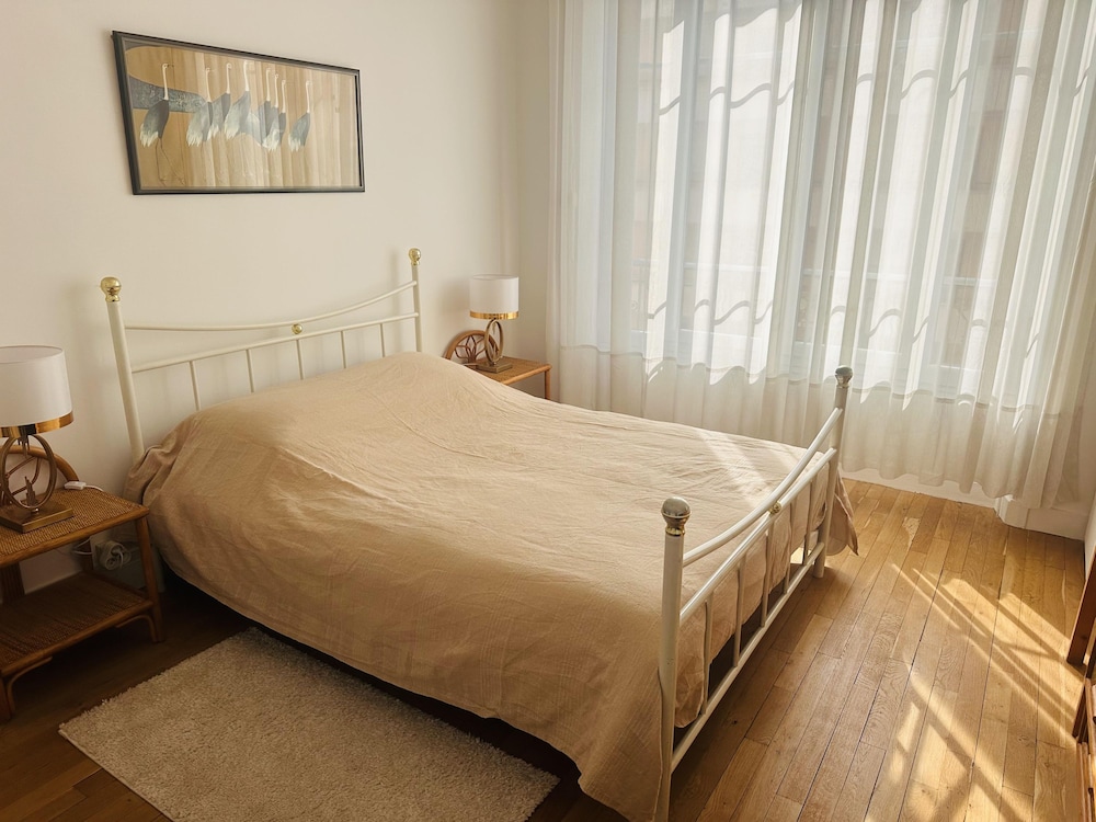 One Bedroom Apartment in Cannes Center a few Steps From the Croisette and the Martinez Hotel - 2032