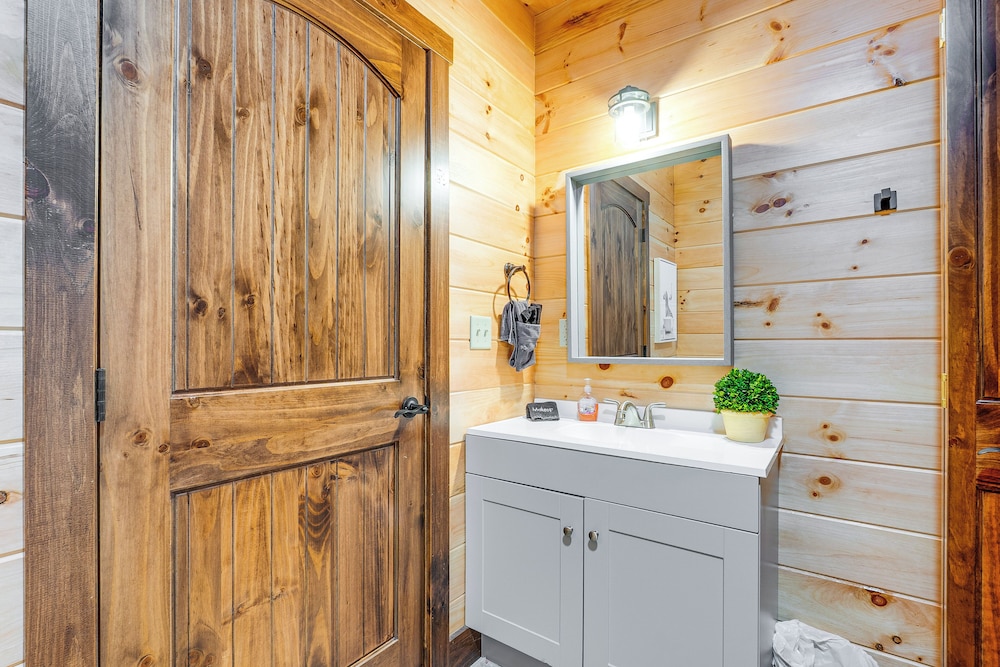 15 Mi to Hocking Hills: Secluded Cabin w/ Hot Tub