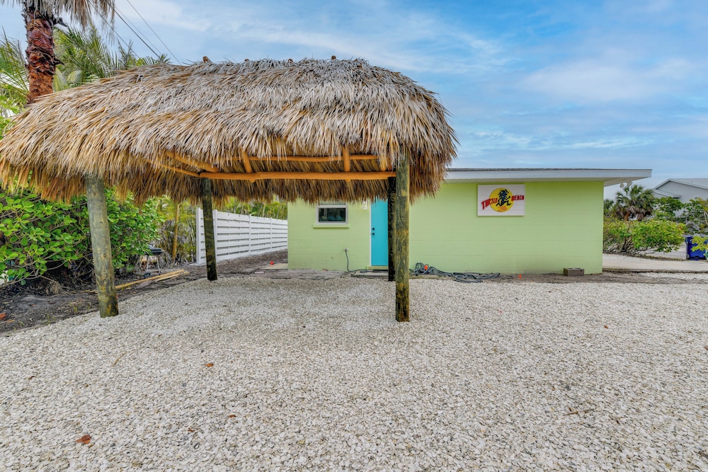 2 Blocks to Beach: Tropical Retreat in Anna Maria
