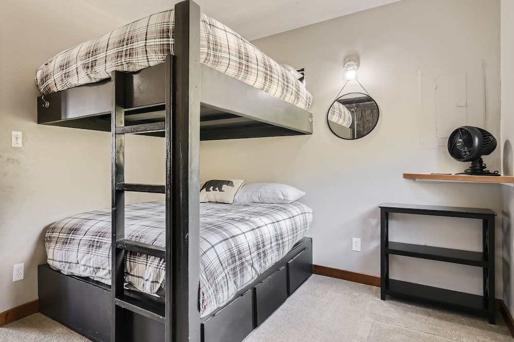 New Listing!! Modern Mountain Getaway 2 Bedroom Home by RedAwning view 5