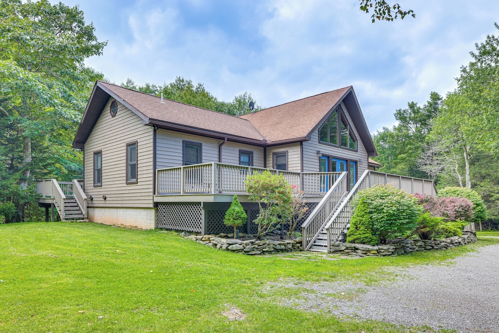 Cabin w/ Hot Tub and Wifi: 4 Mi to Snowshoe Resort view 4