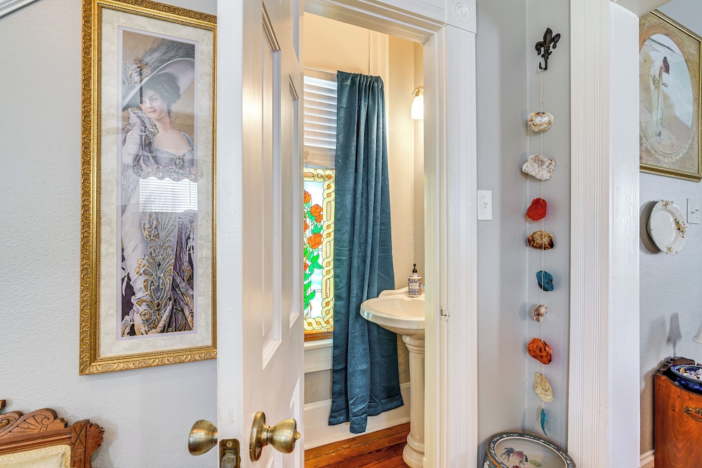 Walk to the Strand: Hideaway Haven Retreat