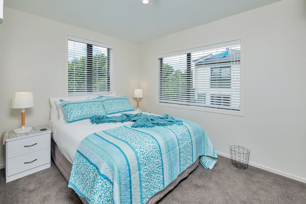 Beautifully Styled 2BR w 2 Carparks & Aircon view 4