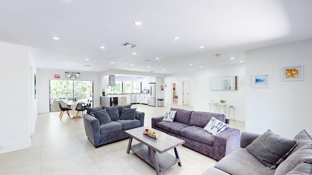 Villa Shapira 6BR Luxurious Designer Home With Heated Pool