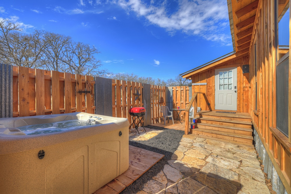 Texas Sawmill Cabin W/hot-tub, Pet-friendly, Minutes to Downtown!