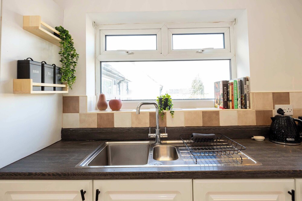 Spacious Apartment Near MCR Airport