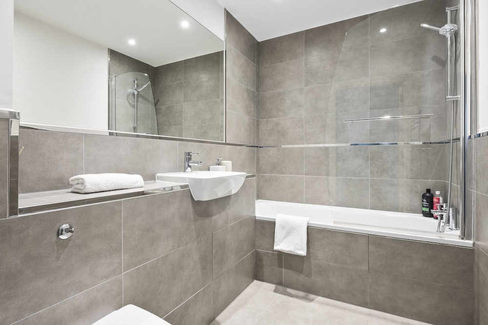 Luxurious 2 Bedroom Apartment With Free Parking