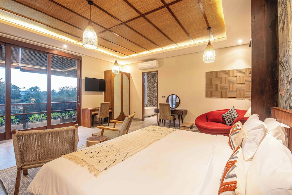 5-br Beach Villa in Canggu Overlooking Rice Fields