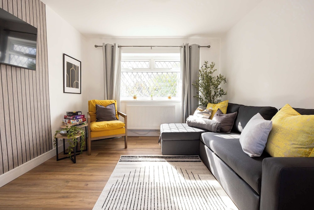 Spacious Apartment Near MCR Airport