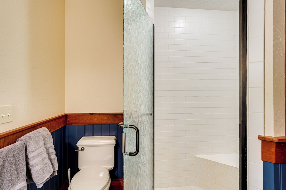 Hamlin Lake Retreat: Spacious Stay for Groups!