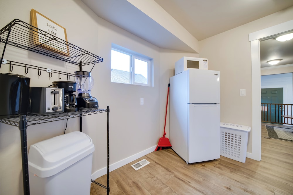2 Mi to Lumen Field! 2nd-floor Apartment w/ Deck