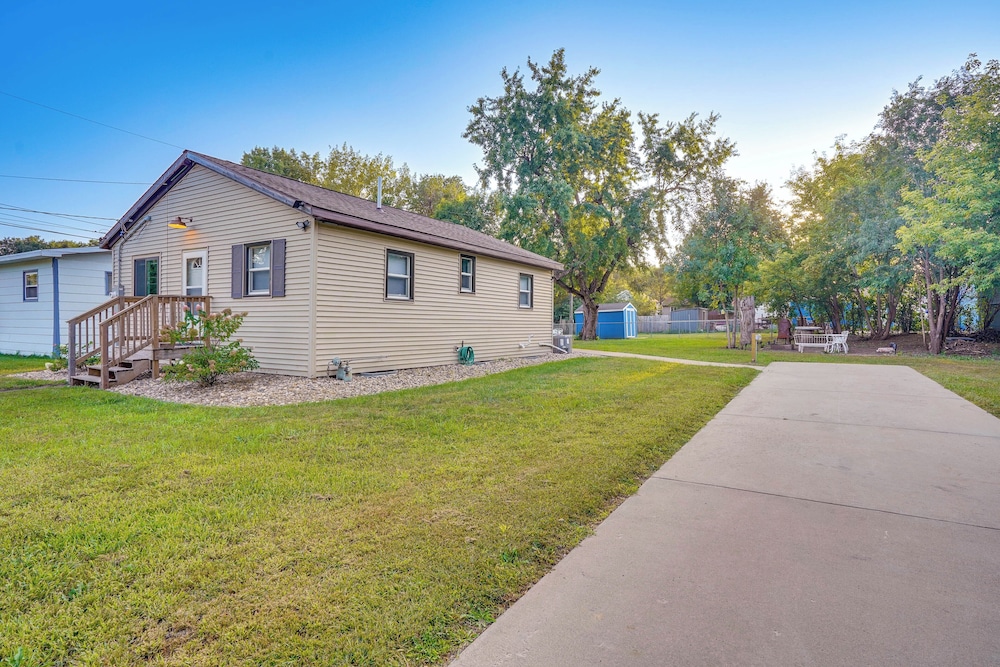 Peaceful Acreage: Sioux Falls Home w/ Grill! view 5