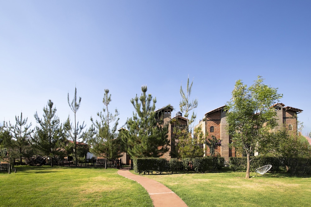 Hotel Cabañas Azul Tequilana - Image 1