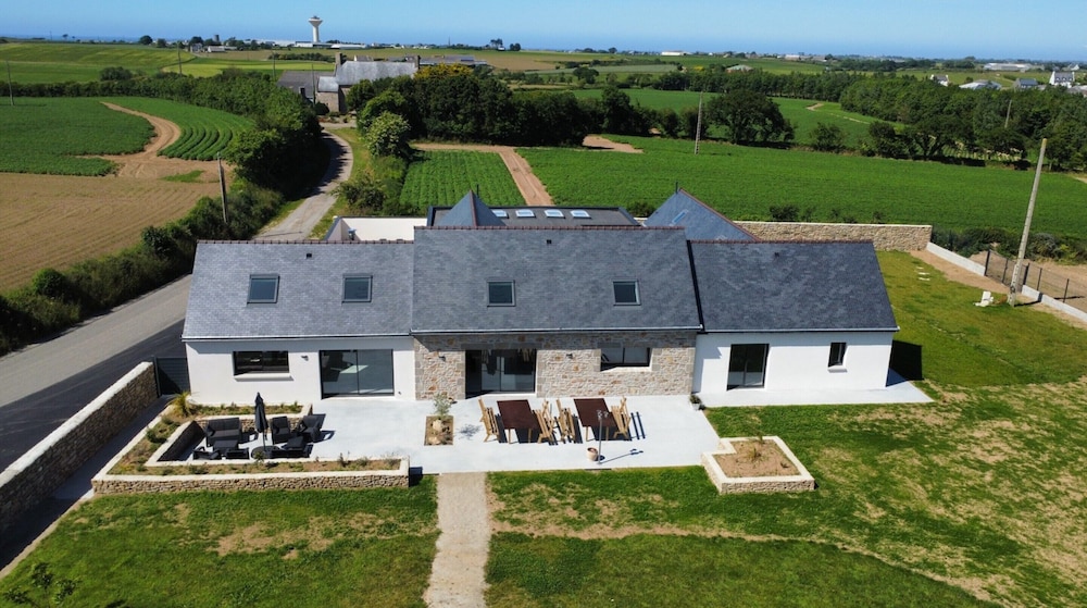 House in Ploudalmezeau With Heated Pool & Beaches