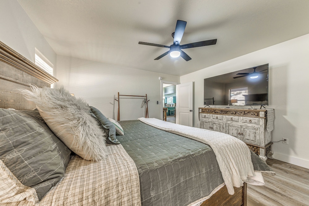 1 Mi to Grindstone Lake: Modern Ruidoso Retreat!