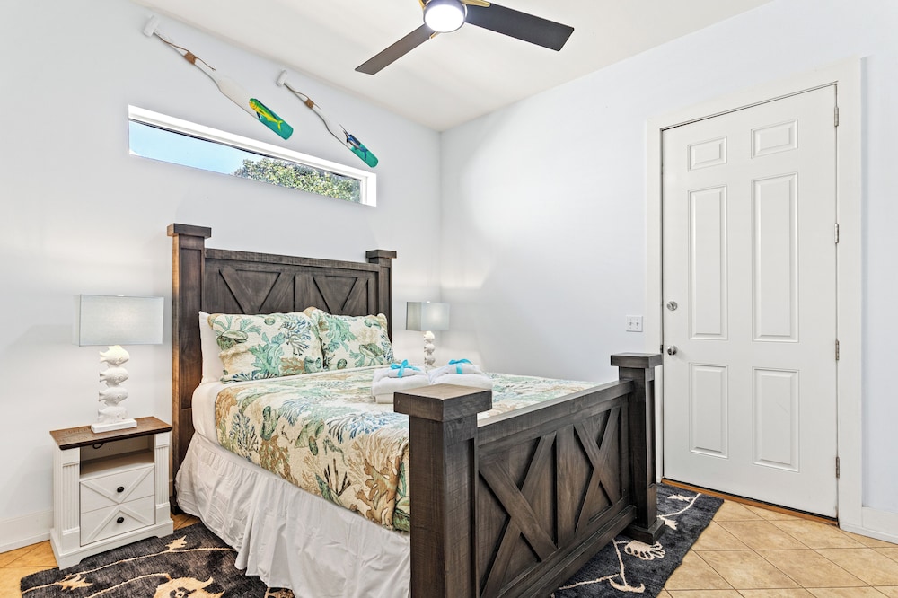 Beach House Spacious 4BR Retreat With Gulf Views & Observation Deck!