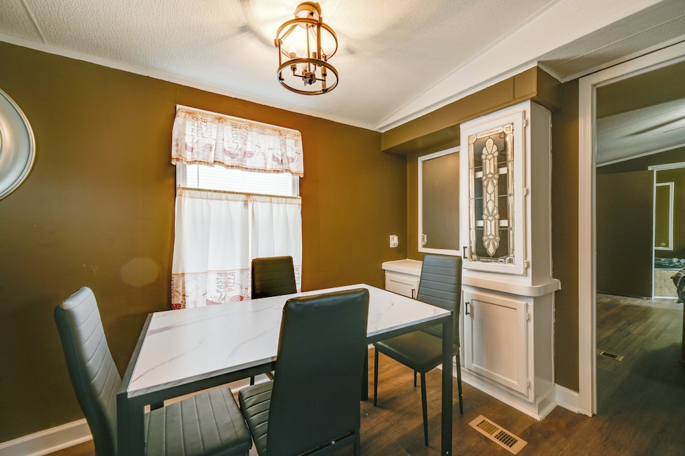 8 Mi to Dtwn Greenville: Bethel Home w/ Yard