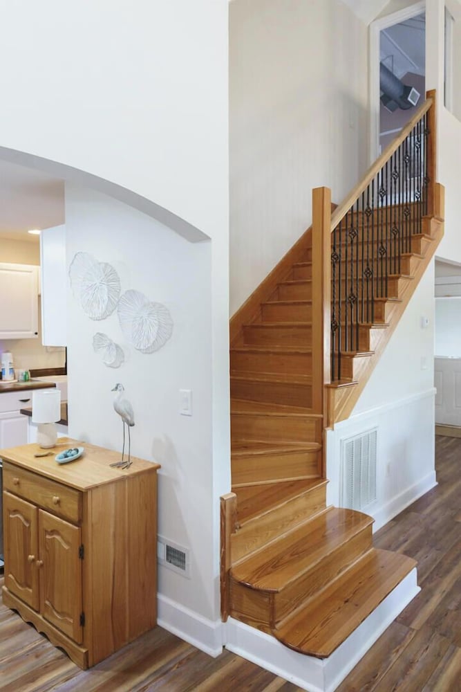 Charming 3-bed, 2-bath Home With Wonderful Views of the Golf Course