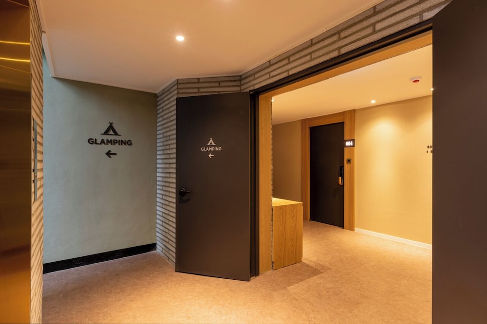 AVENUE S HOTEL