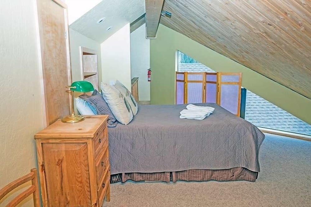 489 Ala Wai Blvd, 68 1 Bedroom Condo by RedAwning