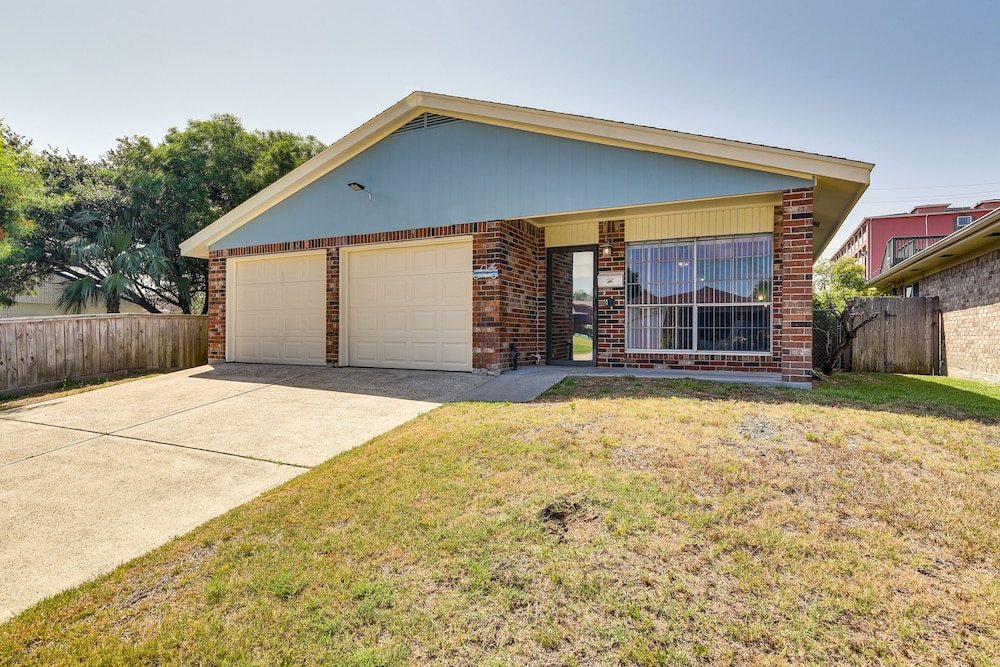 Walk to Beach: Galveston Getaway w/ Deck!