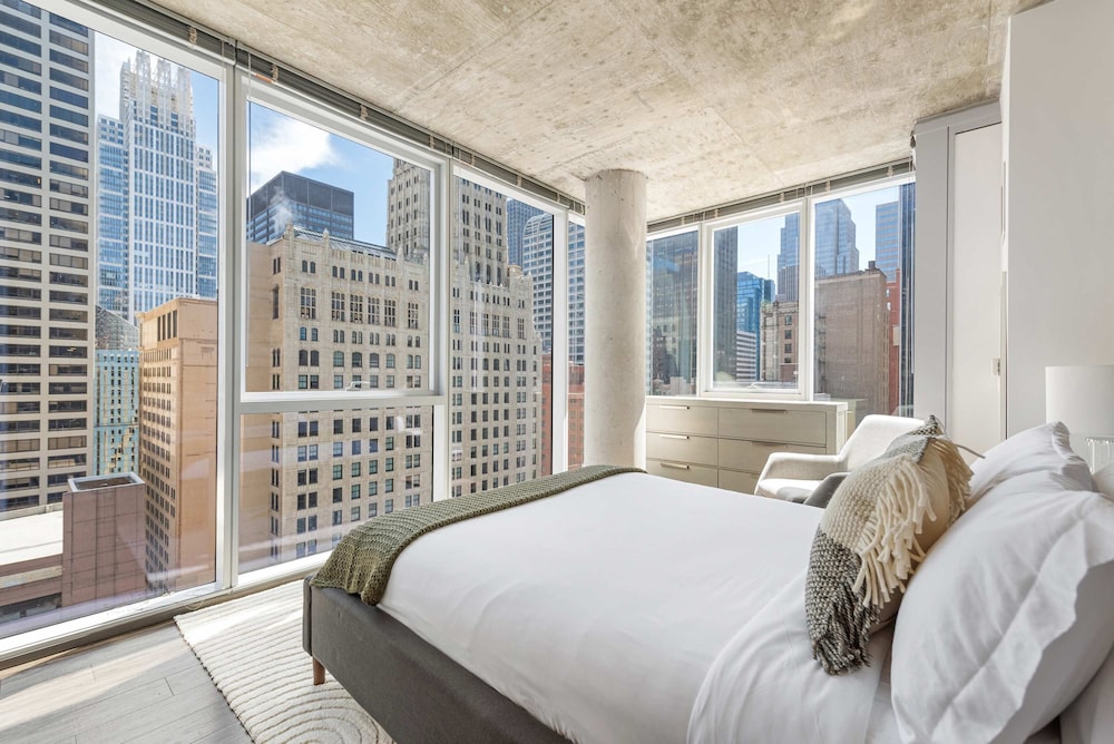 Exclusive 3BR City Views Top Amenities Central