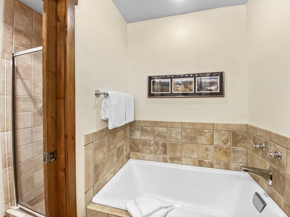 Main Street Junction 11 3 Bedroom Townhouse by RedAwning view 2