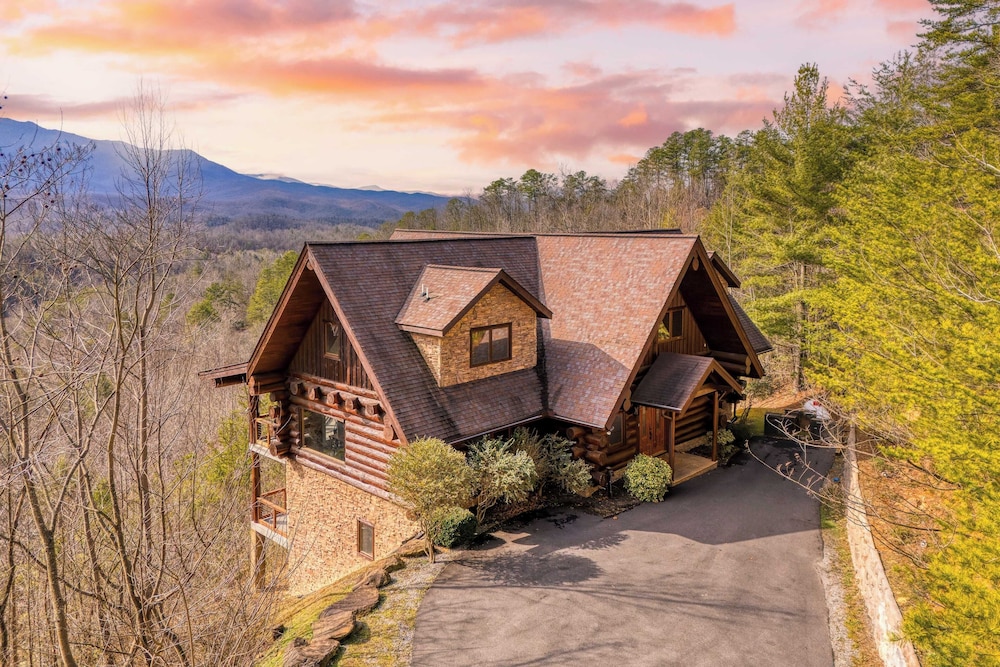 Pinnacle Chalet by Avantstay Luxury Cabin w/ Panoramic Views, Fireplace & Game Room