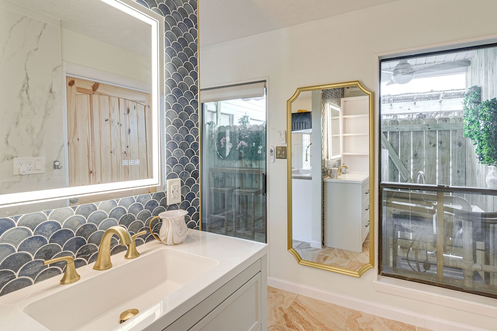 Shop & Explore: Duplex Unit 8 Mi to NRG Stadium!