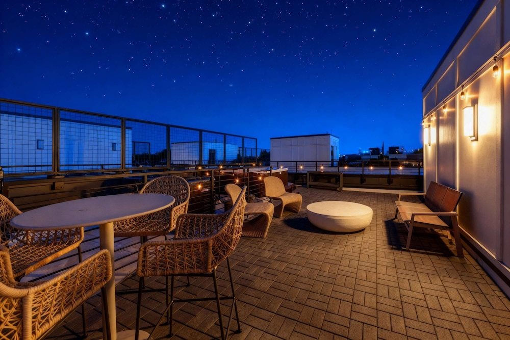 Rooftop Hot Tub Skyline Views Near Broadway