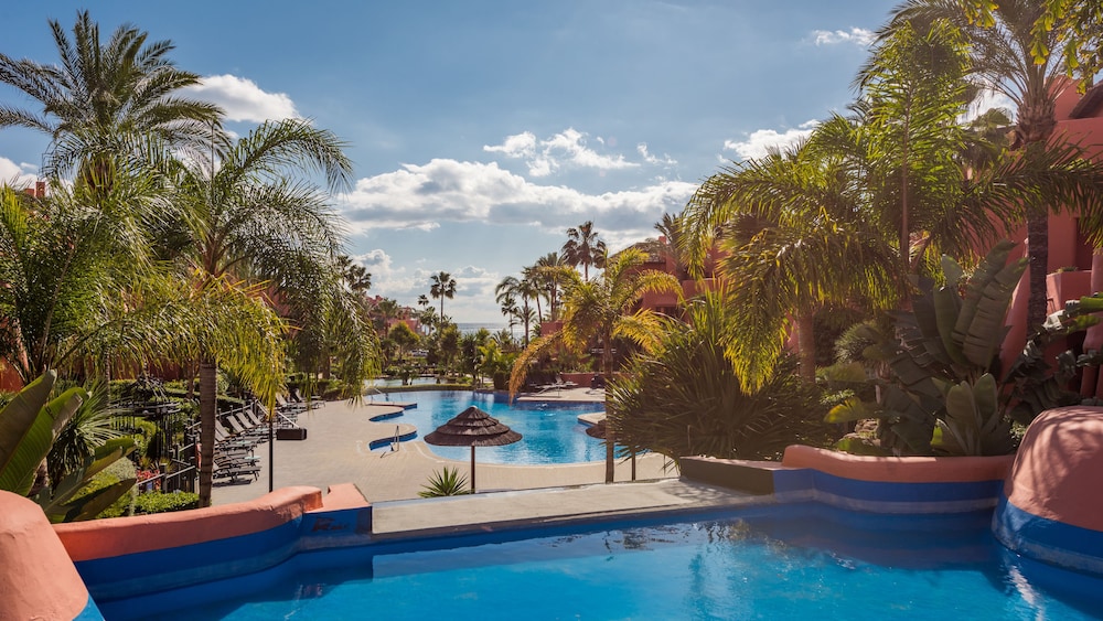 2 Bedrooms Apartment Frontline Beach view 5