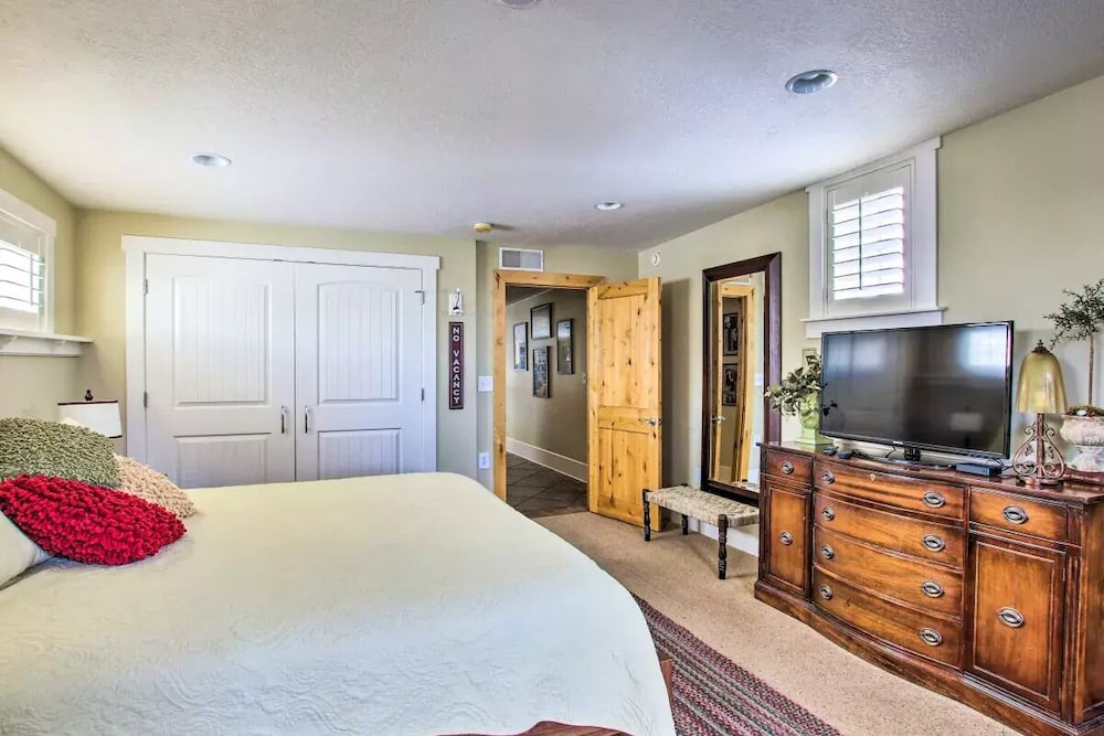 Logan Vacations - The Loft on Center - Property Image 5
