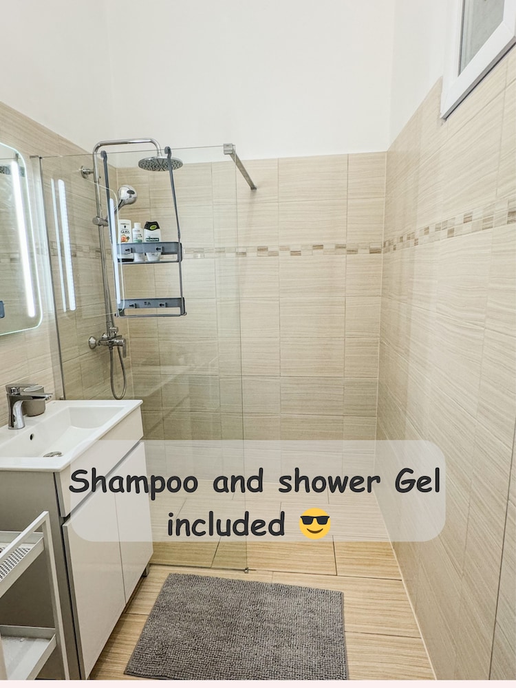 Luxury 3BR Apartment Near Basilica & Parliament