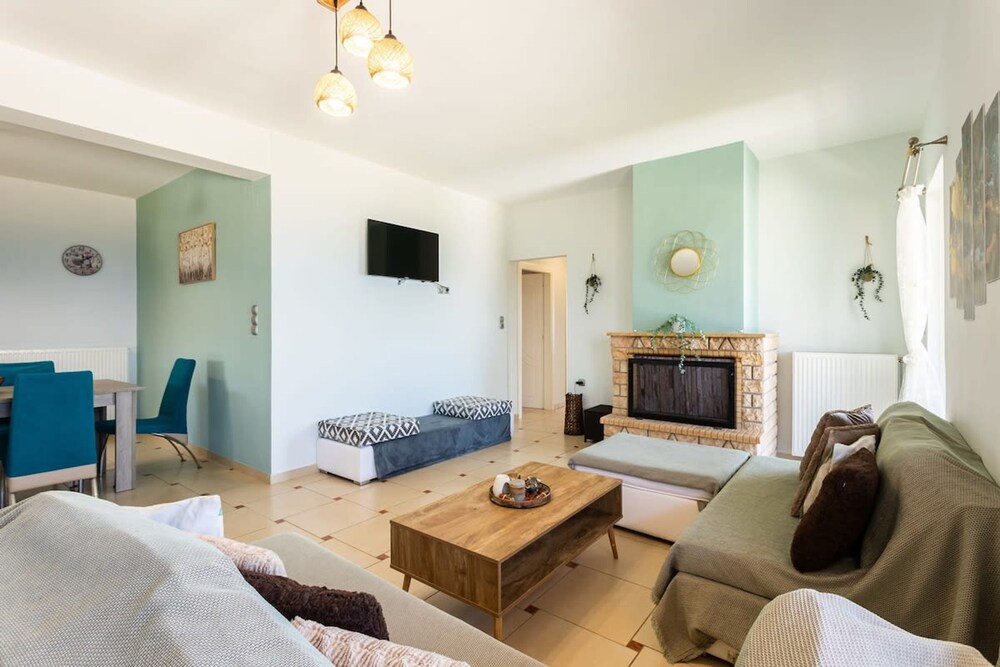 Verga Beachside Getaway With Panoramic Seaviews view 4