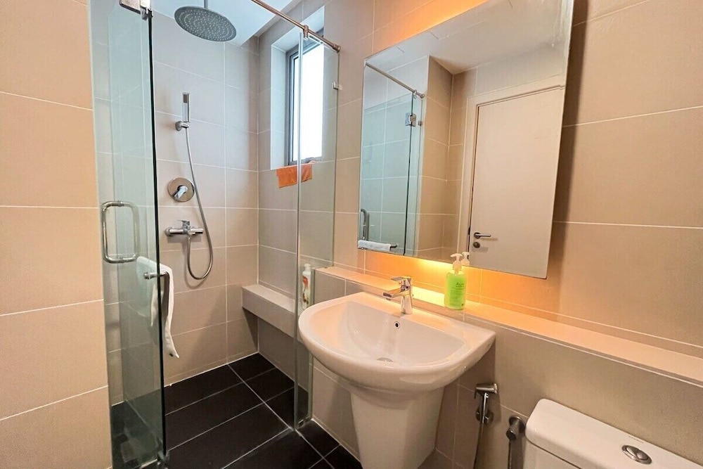 Modern High Floor 3BR Apt Bathtub Bkt Bintang