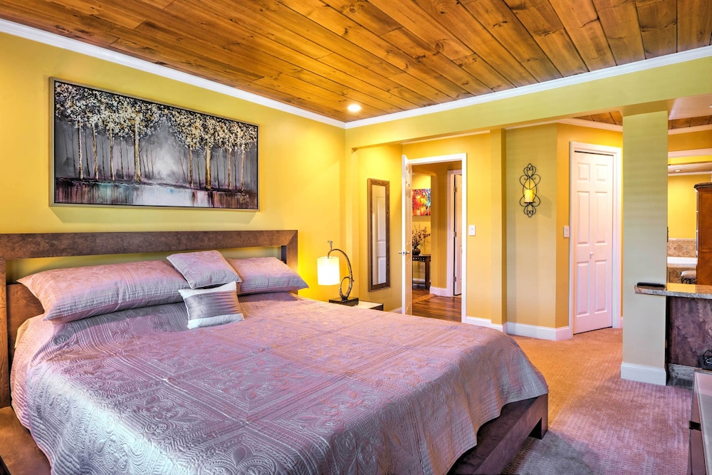 Lovely Cottage w/ Sauna & Fire Pit Near Asheville!