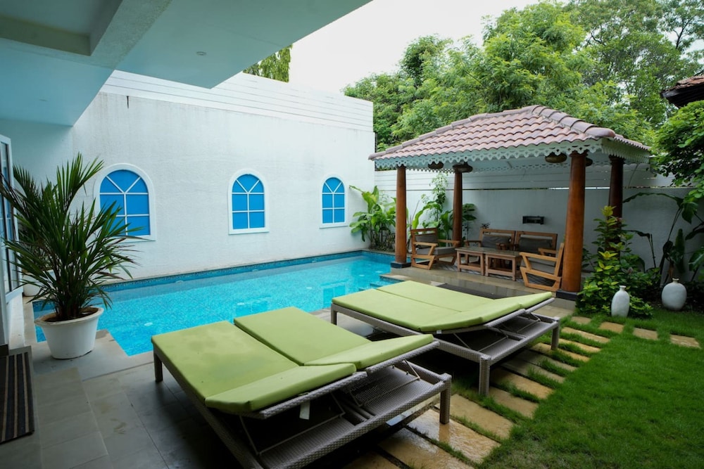 Villa Bauhinia - 5bhk With Pool 10 Mins to Beach
