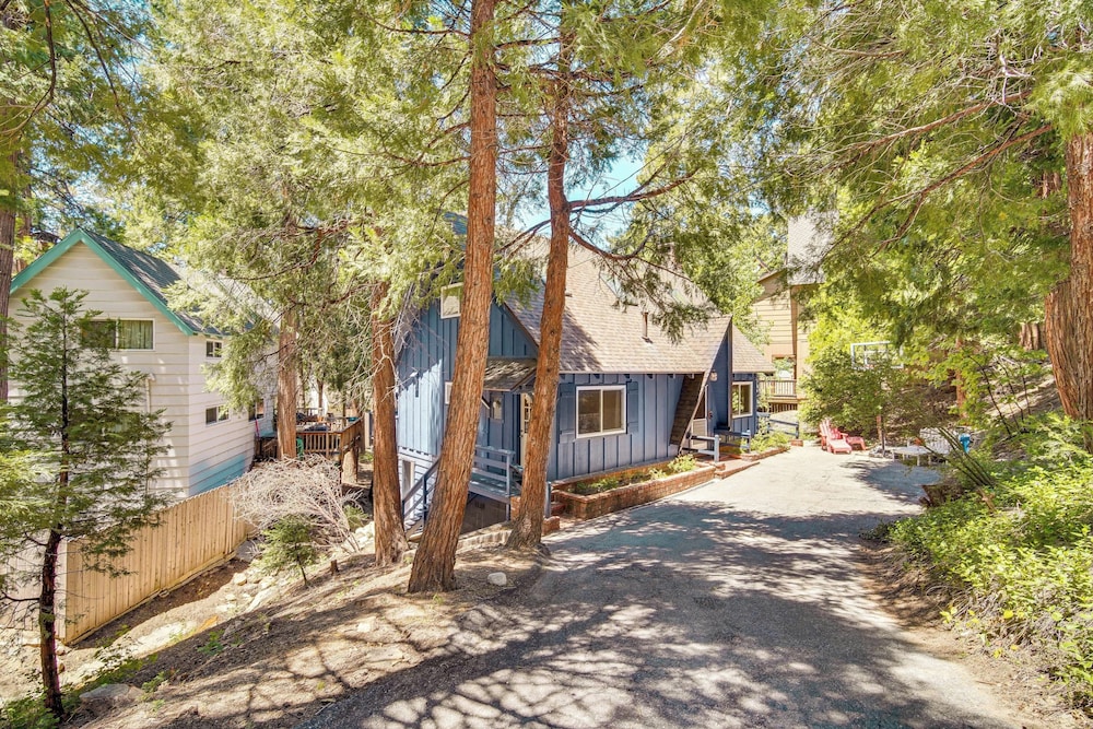 Steps to Lake Arrowhead: Cabin w/ Bbq!