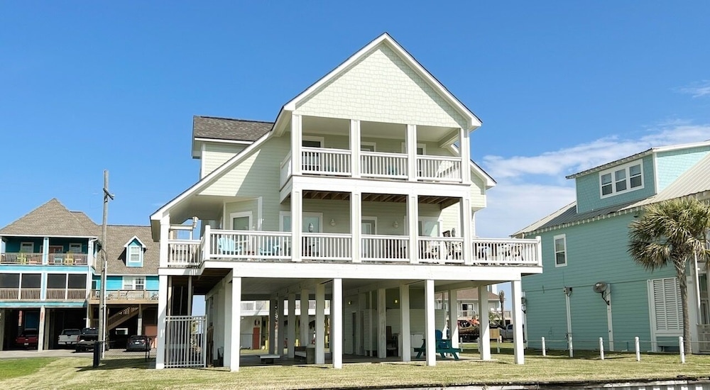 The Green Seahorse 4 Bedroom Home by RedAwning view 3